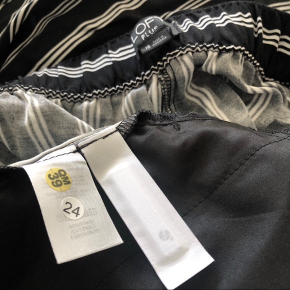NWOT LOFT Plus Wide Leg B&W Pinstripe Trousers 🖤 - Picture 10 of 12
